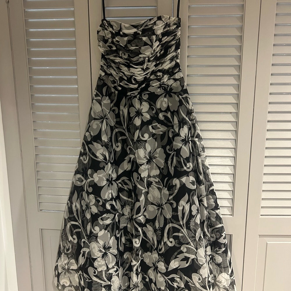 Chic Strapless Black and White Floral Dress